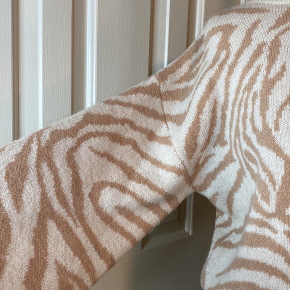 Fate Zebra Stripe Sweater Cream & Tan Size Small in Like New Condition - Picture 3 of 8